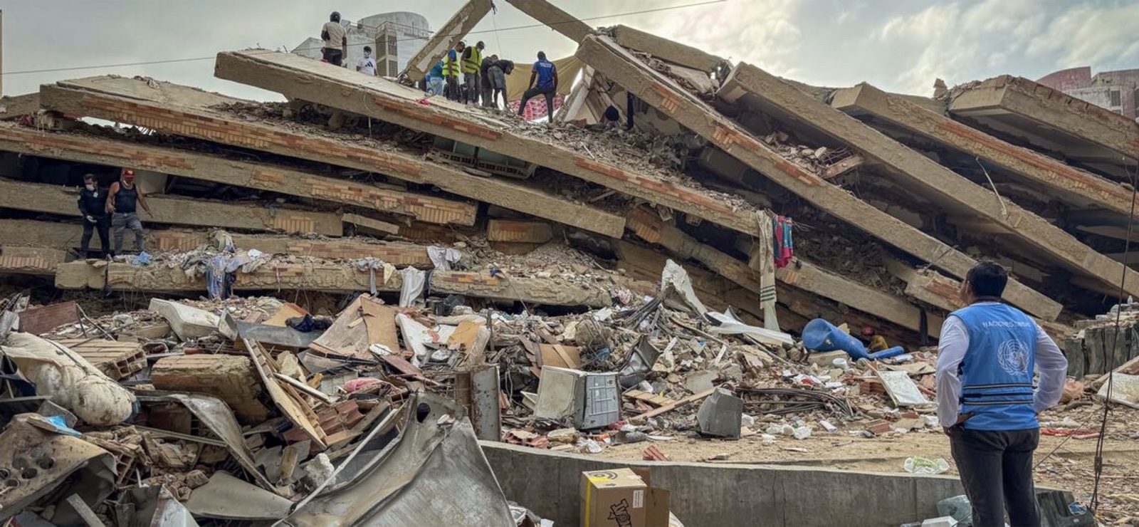 Labores de rescate entre los escombros tras el terremoto